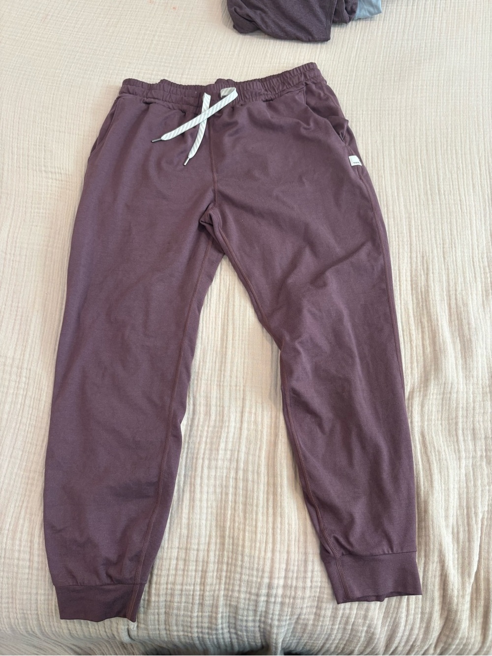 Vuori Halo Joggers Women’s medium maroon purple
